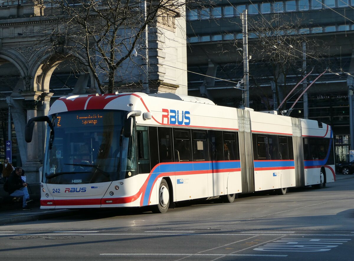 (243'669) - VBL Luzern - Nr. 242 - Hess/Hess Doppelgelenktrolleybus am 8. Dezember 2022 beim Bahnhof Luzern