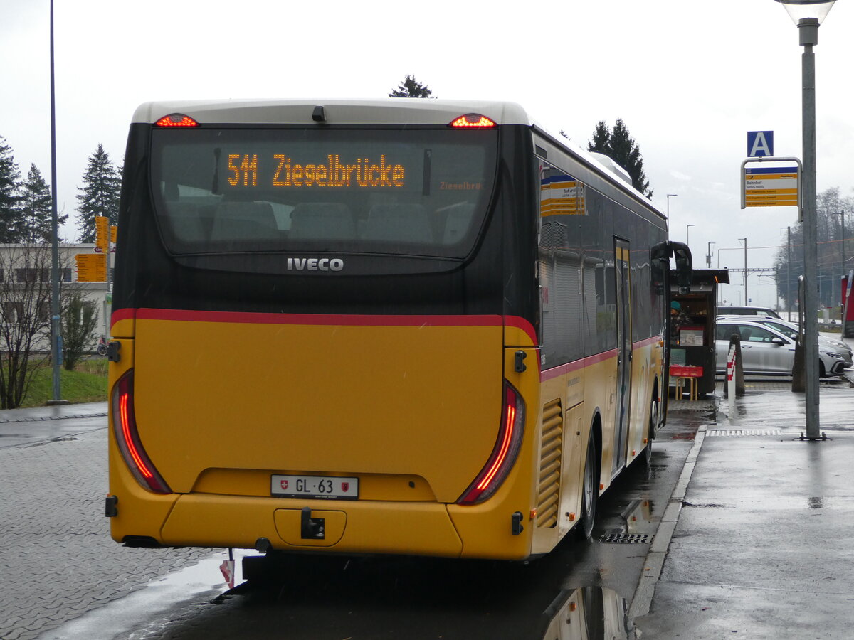 (243'727) - Niederer, Filzbach - GL 63 - Iveco am 10. Dezember 2022 beim Bahnhof Nfels-Mollis