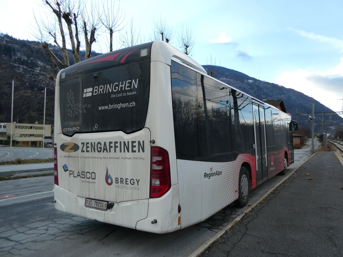 (243'789) - Steiner, Niedergesteln - VS 79'214 - Mercedes am 11. Dezember 2022 beim Bahnhof Raron