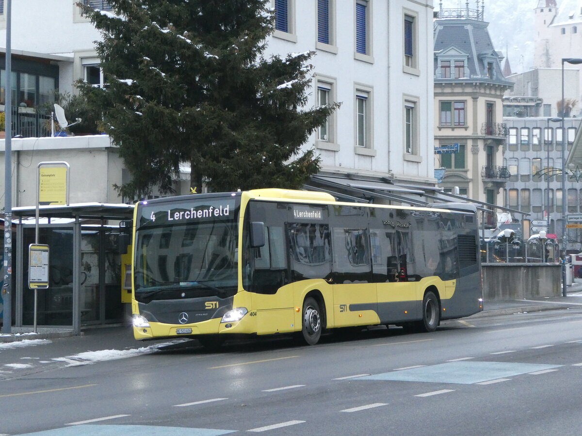 (243'870) - STI Thun - Nr. 404/BE 523'404 - Mercedes am 14. Dezember 2022 in Thun, Guisanplatz