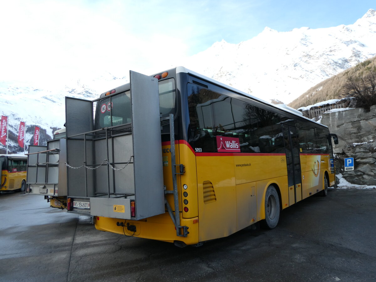 (244'334) - PostAuto Wallis - VS 354'601/PID 5053 - Irisbus am 1. Januar 2023 in Saas-Fee, Busterminal