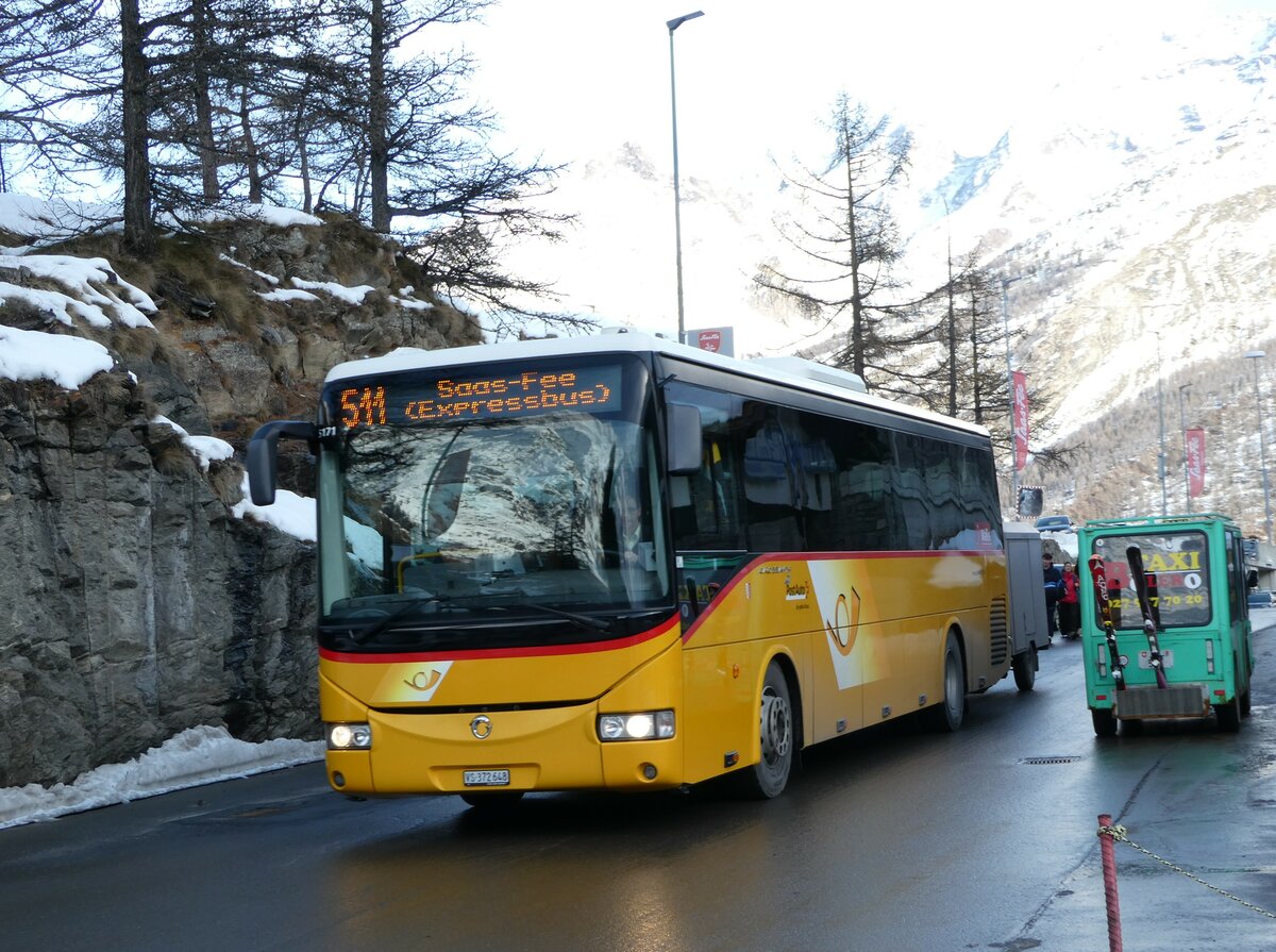 (244'339) - PostAuto Wallis - VS 372'648/PID 5171 - Irisbus am 1. Januar 2023 in Saas-Fee, Busterminal