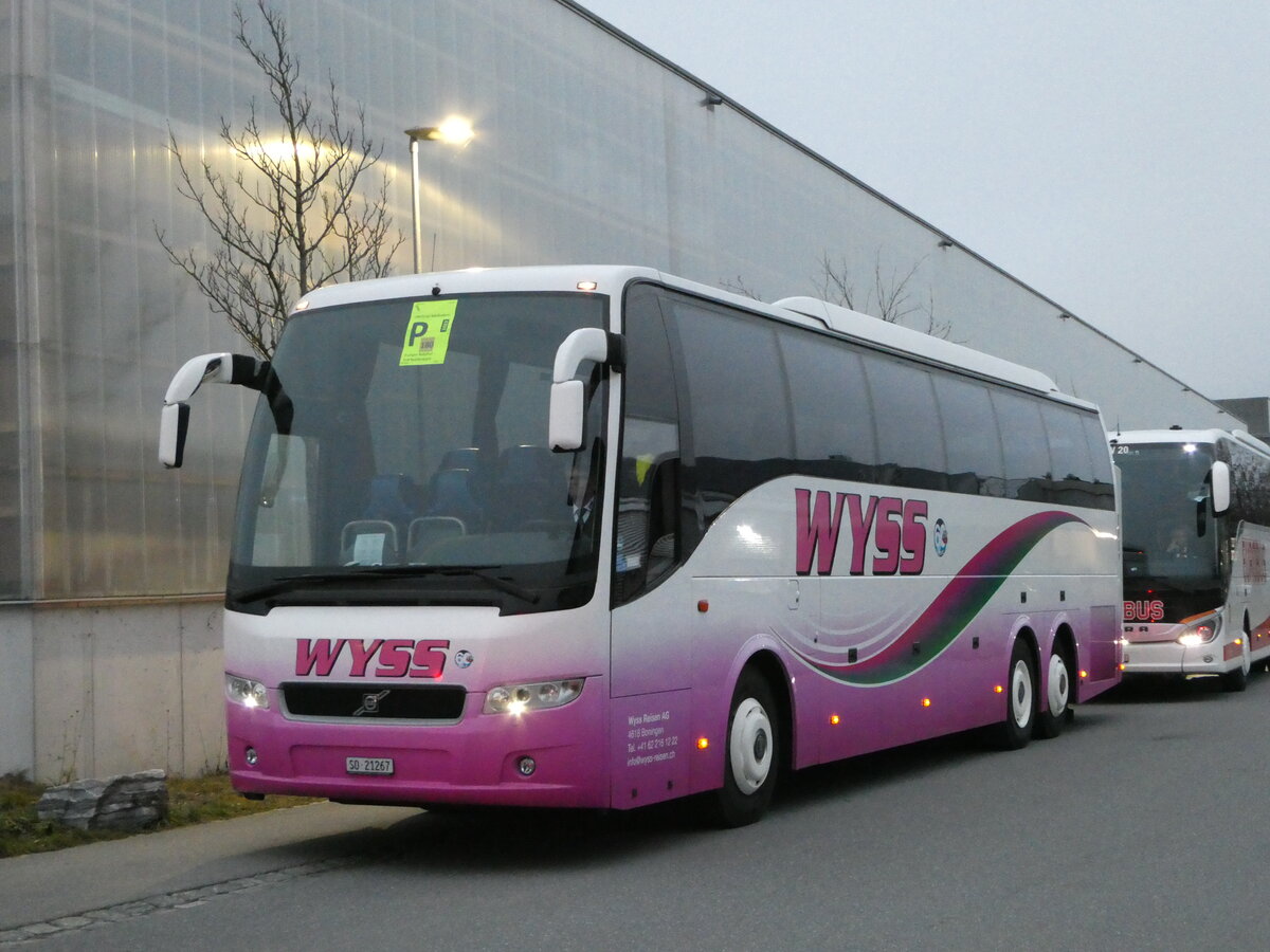(244'470) - Wyss, Boningen - SO 21'267 - Volvo (ex Nr. 42) am 7. Januar 2023 beim Bahnhof Frutigen