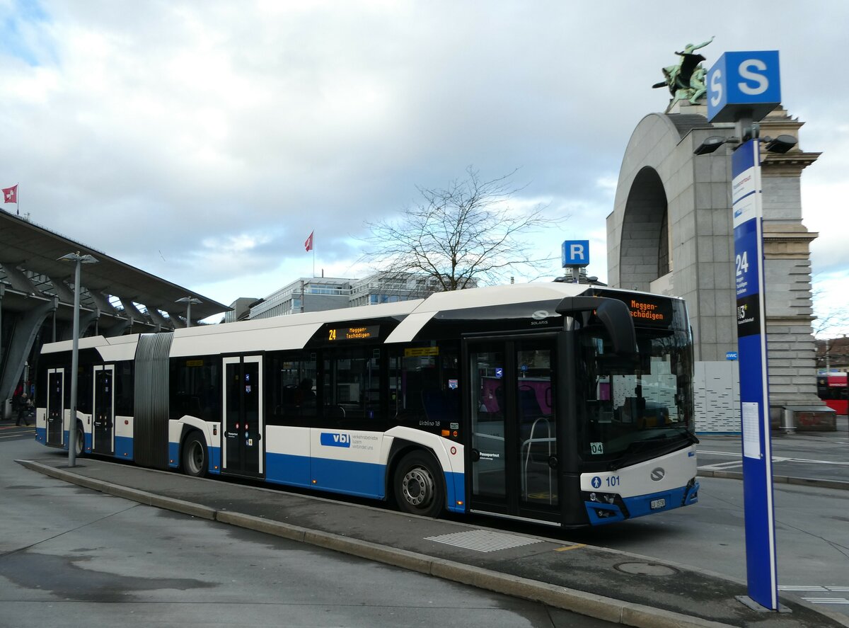 (244'893) - VBL Luzern - Nr. 101/LU 15'730 - Solaris am 10. Januar 2023 beim Bahnhof Luzern