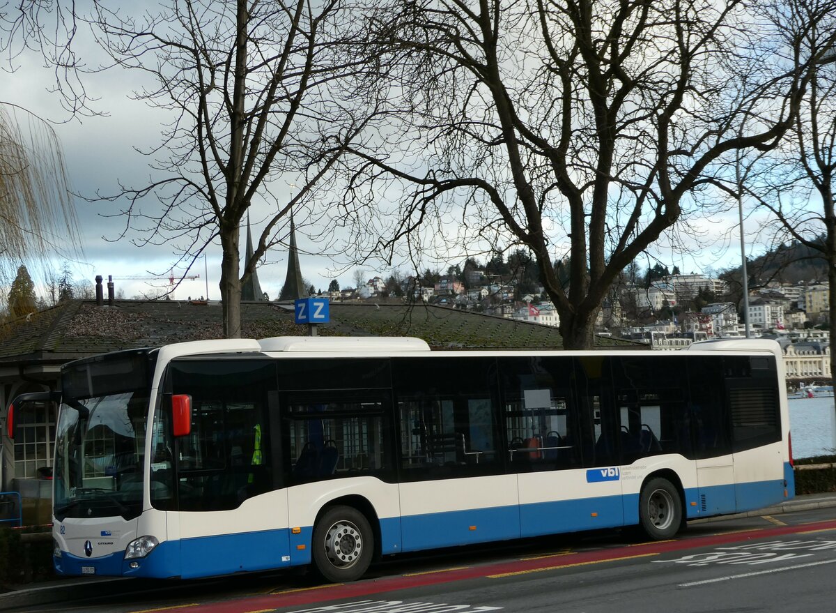 (244'894) - VBL Luzern - Nr. 82/LU 250'372 - Mercedes am 10. Januar 2023 beim Bahnhof Luzern