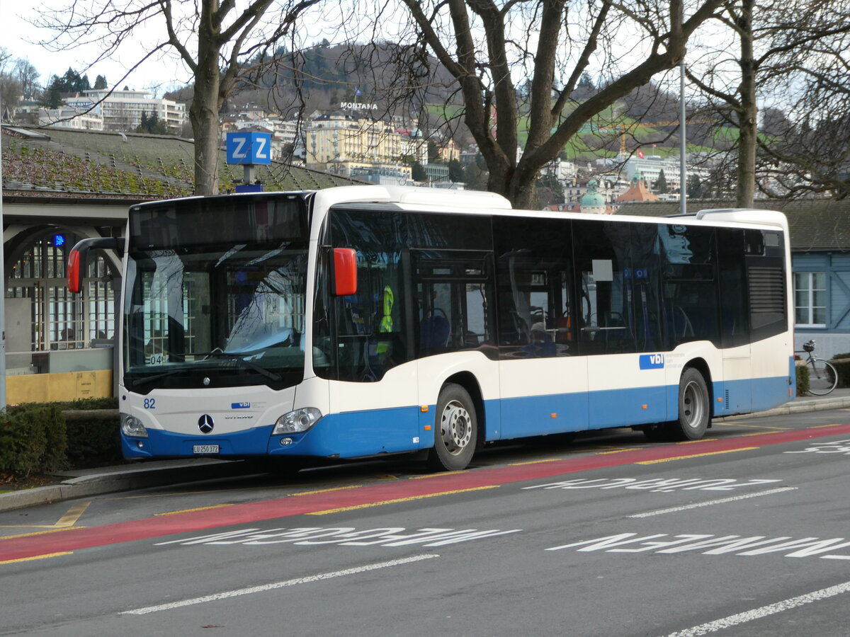 (244'895) - VBL Luzern - Nr. 82/LU 250'372 - Mercedes am 10. Januar 2023 beim Bahnhof Luzern