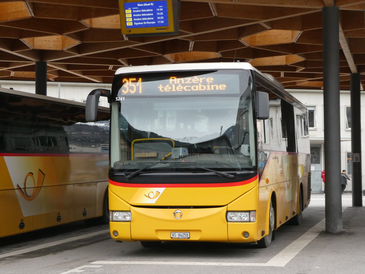 (244'972) - Buchard, Leytron - VS 84'258/PID 5241 - Irisbus (ex Nr. 258) am 11. Januar 2023 beim Bahnhof Sion