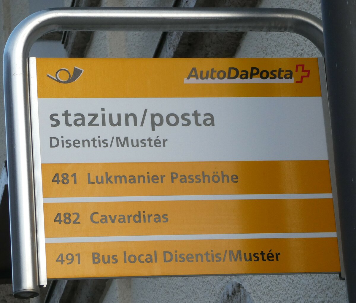 (245'183) - PostAuto-Haltestellenschild - Disentis/Mustr, staziun/posta - am 18. Januar 2023