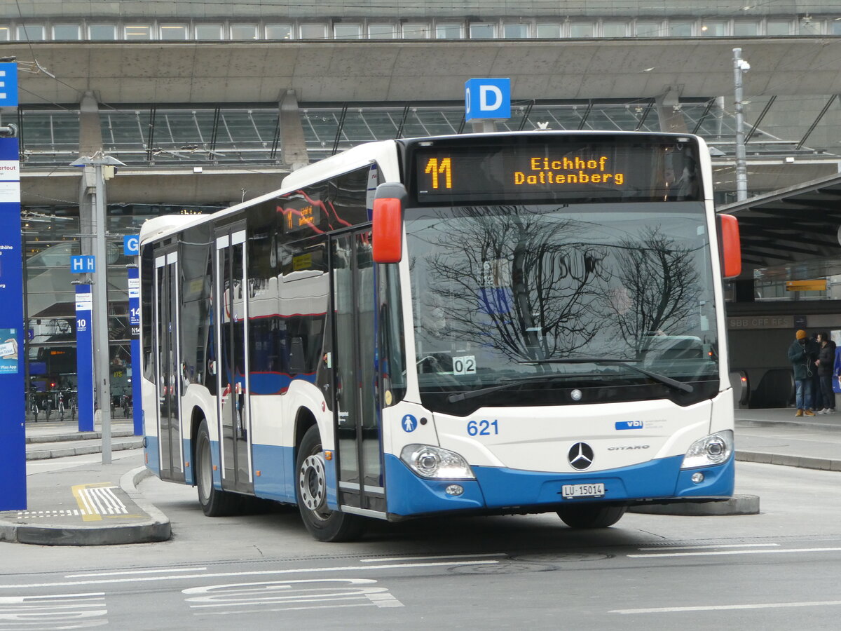 (245'355) - VBL Luzern - Nr. 621/LU 15'014 - Mercedes am 25. Januar 2023 beim Bahnhof Luzern