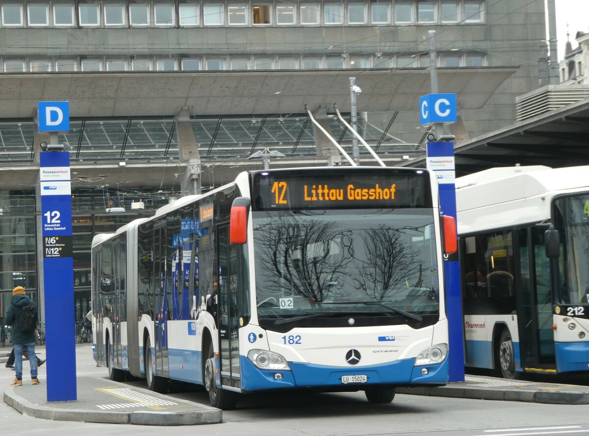(245'356) - VBL Luzern - Nr. 182/LU 15'024 - Mercedes am 25. Januar 2023 beim Bahnhof Luzern
