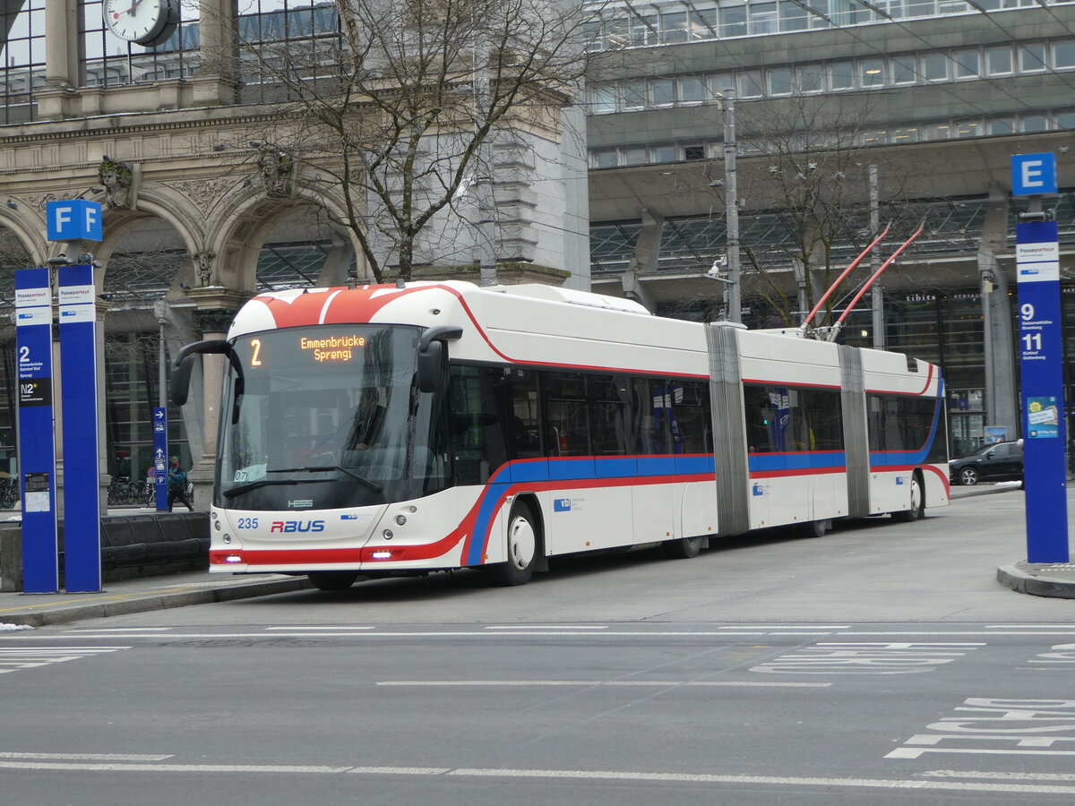 (245'360) - VBL Luzern - Nr. 235 - Hess/Hess Doppelgelenktrolleybus am 25. Januar 2023 beim Bahnhof Luzern