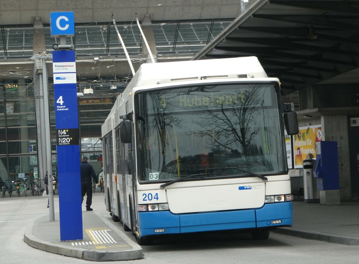 (245'365) - VBL Luzern - Nr. 204 - Hess/Hess Gelenktrolleybus am 25. Januar 2023 beim Bahnhof Luzern