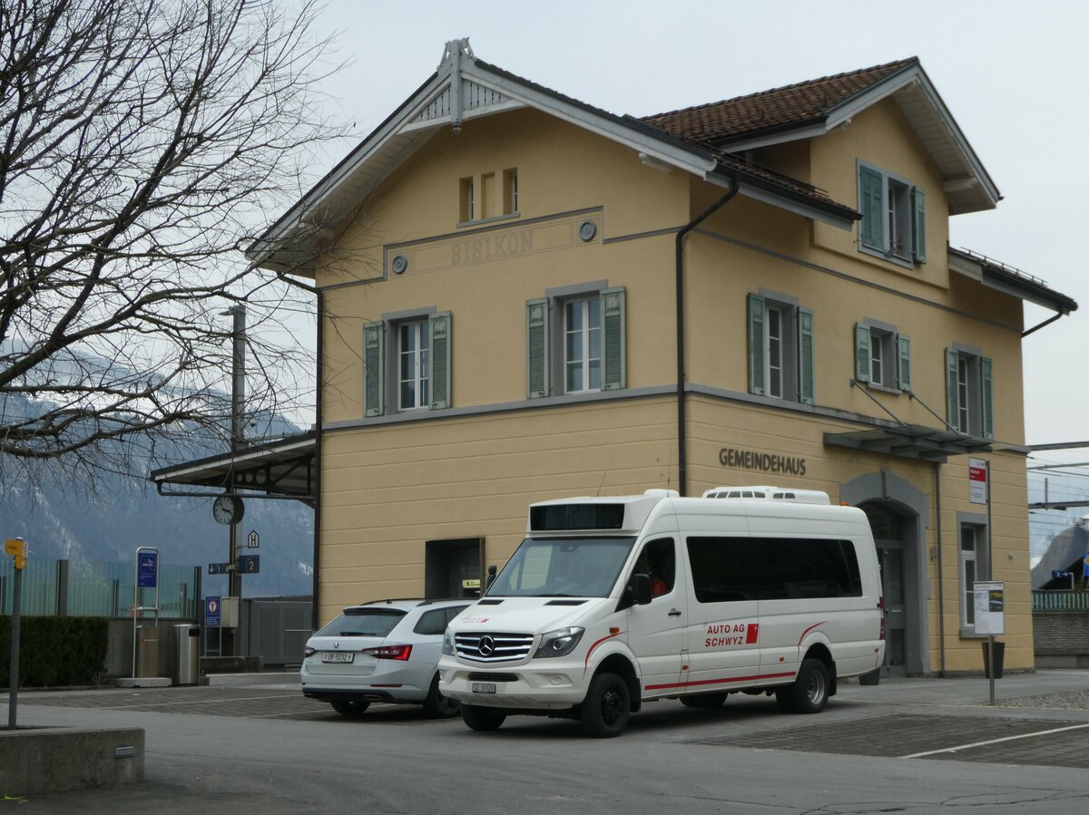 (245'416) - AAGS Schwyz - Nr. 20/SZ 10'120 - Mercedes am 25. Januar 2023 beim Bahnhof Sisikon
