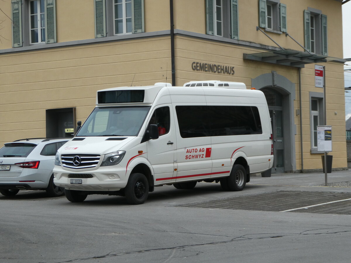 (245'418) - AAGS Schwyz - Nr. 20/SZ 10'120 - Mercedes am 25. Januar 2023 beim Bahnhof Sisikon