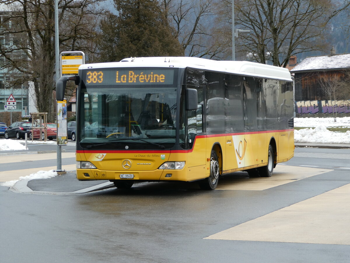 (245'672) - CarPostal Ouest - NE 98'400/PID 5187 - Mercedes am 2. Februar 2023 beim Bahnhof Fleurier