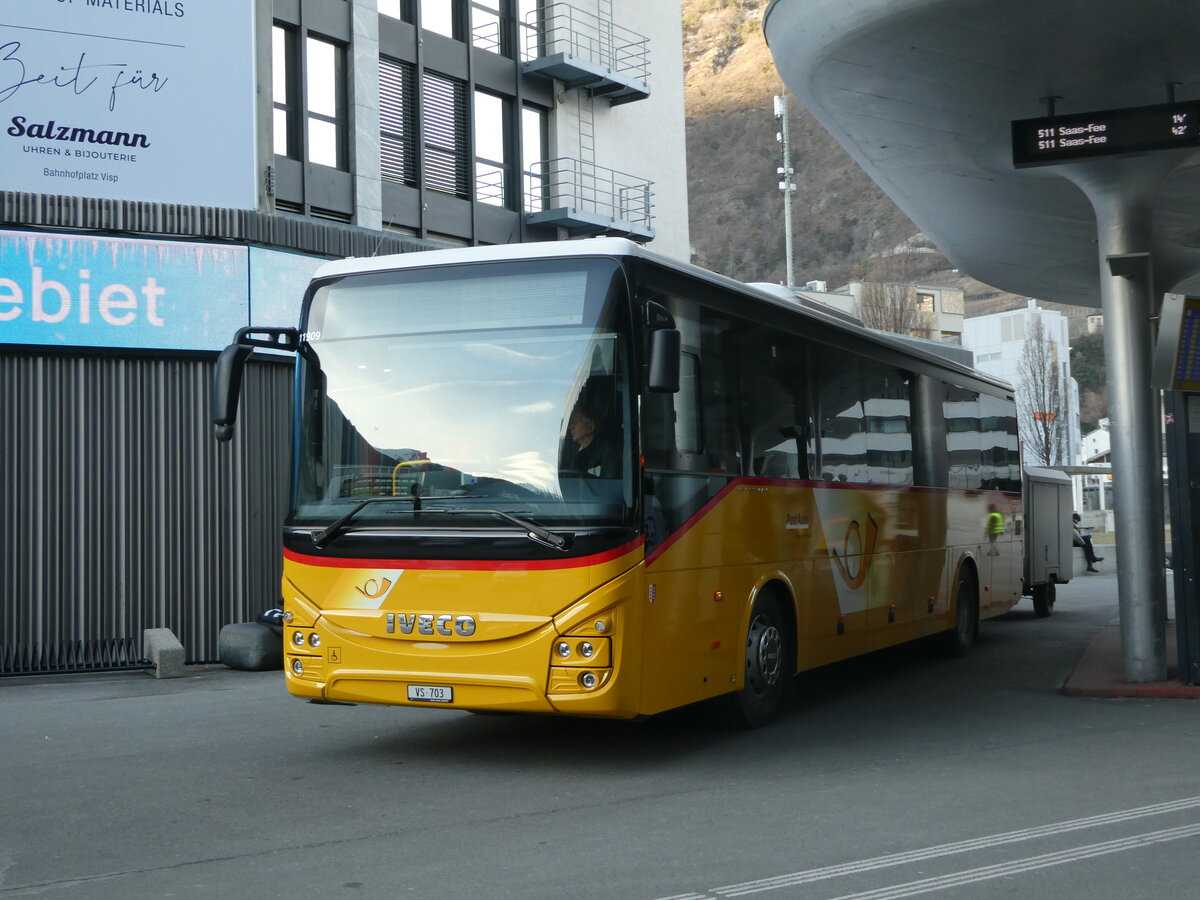 (245'998) - PostAuto Wallis - VS 703/PID 11'909 - Iveco am 11. Februar 2023 beim Bahnhof Visp