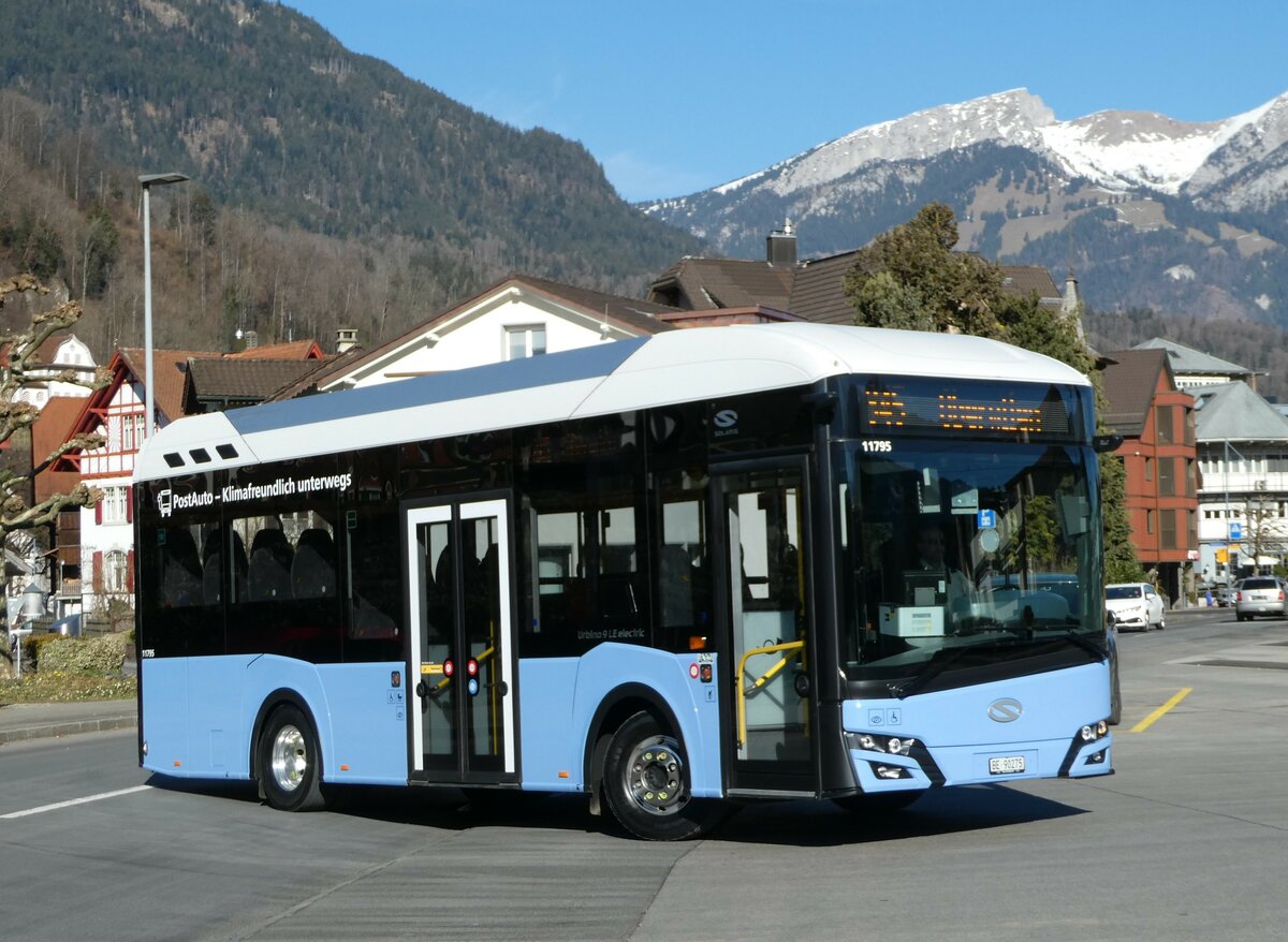 (246'144) - PostAuto Bern - BE 90'275/PID 11'795 - Solaris (ex BE 610'546) am 16. Februar 2023 beim Bahnhof Sarnen