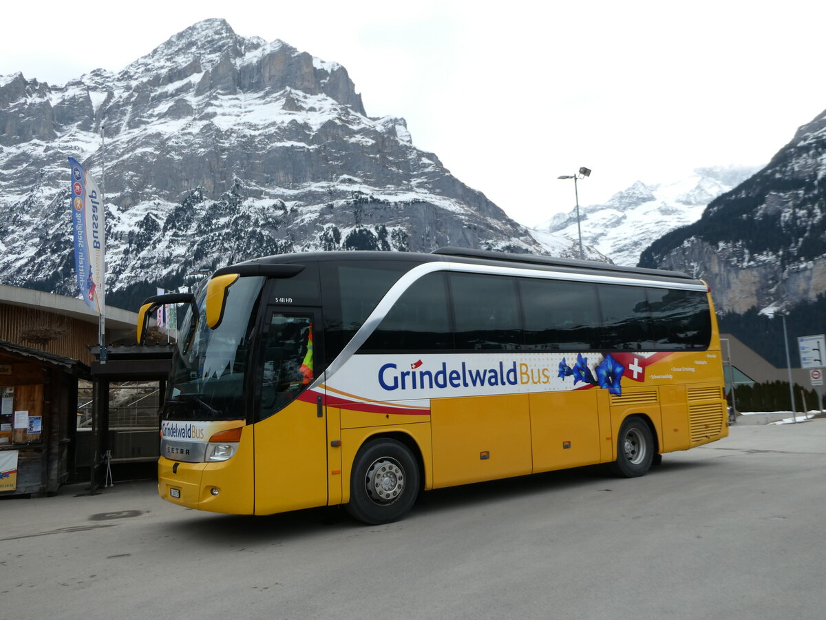 (246'235) - Grindelwaldbus, Grindelwald - Nr. 26/BE 268'737 - Setra am 17. Februar 2023 beim Bahnhof Grindelwald