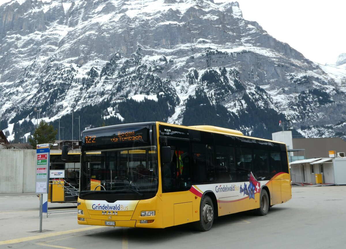 (246'237) - Grindelwaldbus, Grindelwald - Nr. 13/BE 407'170 - MAN/Gppel am 17. Februar 2023 beim Bahnhof Grindelwald