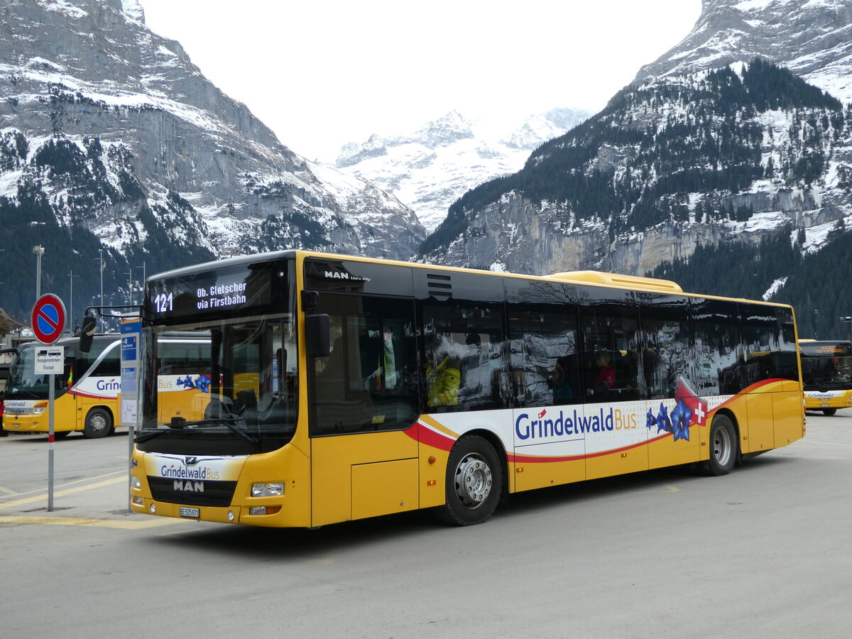 (246'239) - Grindelwaldbus, Grindelwald - Nr. 15/BE 525'871 - MAN am 17. Februar 2023 beim Bahnhof Grindelwald