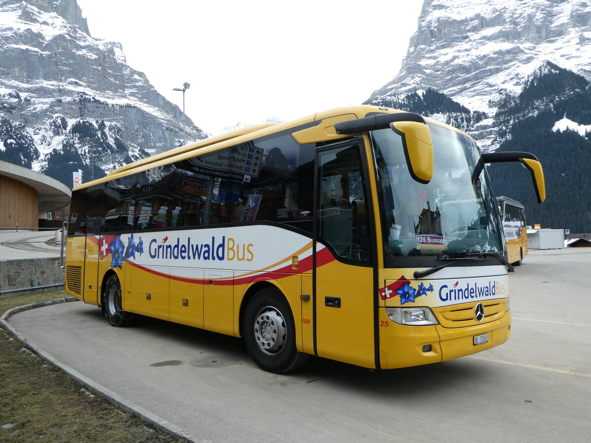 (246'246) - Grindelwaldbus, Grindelwald - Nr. 25/BE 73'249 - Mercedes am 17. Februar 2023 beim Bahnhof Grindelwald