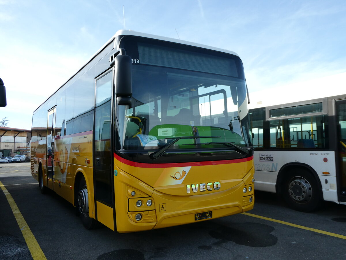 (246'307) - PostAuto Wallis - PID 11'913 - Iveco am 18. Februar 2023 in Kerzers, Interbus