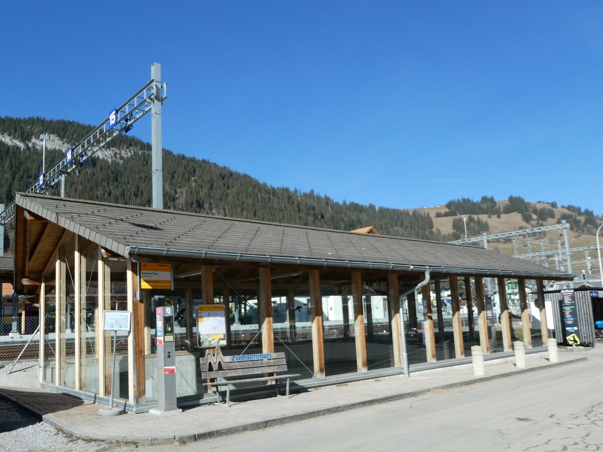 (246'373) - PostAuto-Haltestelle am 21. Februar 2023 beim Bahnhof Zweisimmen