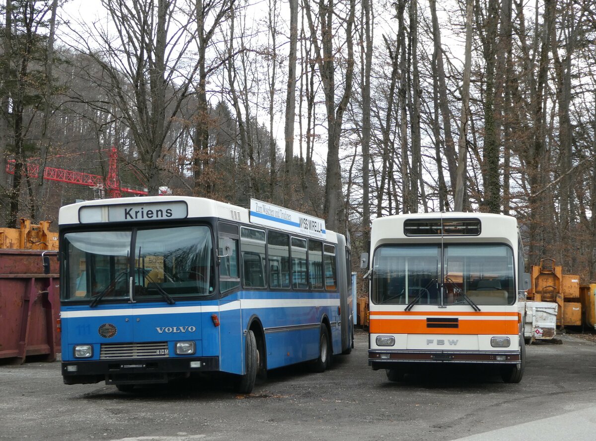 (246'682) - Krauer, Kehrsatz - Volvo/R&J (ex VBL Luzern Nr. 111) + Wegmller, Mnsingen - FBW/R&J (ex Bamert, Wollerau) am 26. Februar 2023 in Oberburg, Ziegelgut