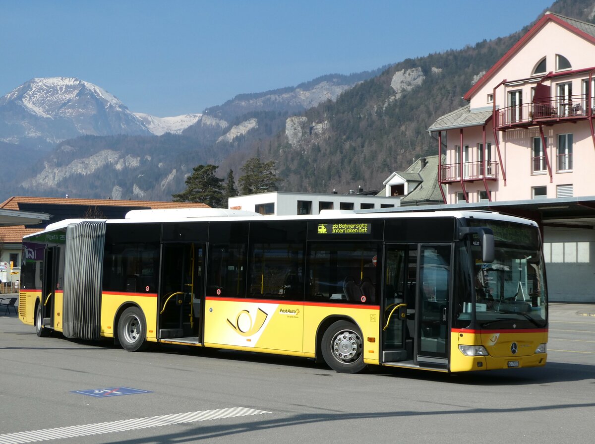 (246'794) - PostAuto Nordschweiz - AG 479'337/PID 4527 - Mercedes am 2. Mrz 2023 beim Bahnhof Meiringen