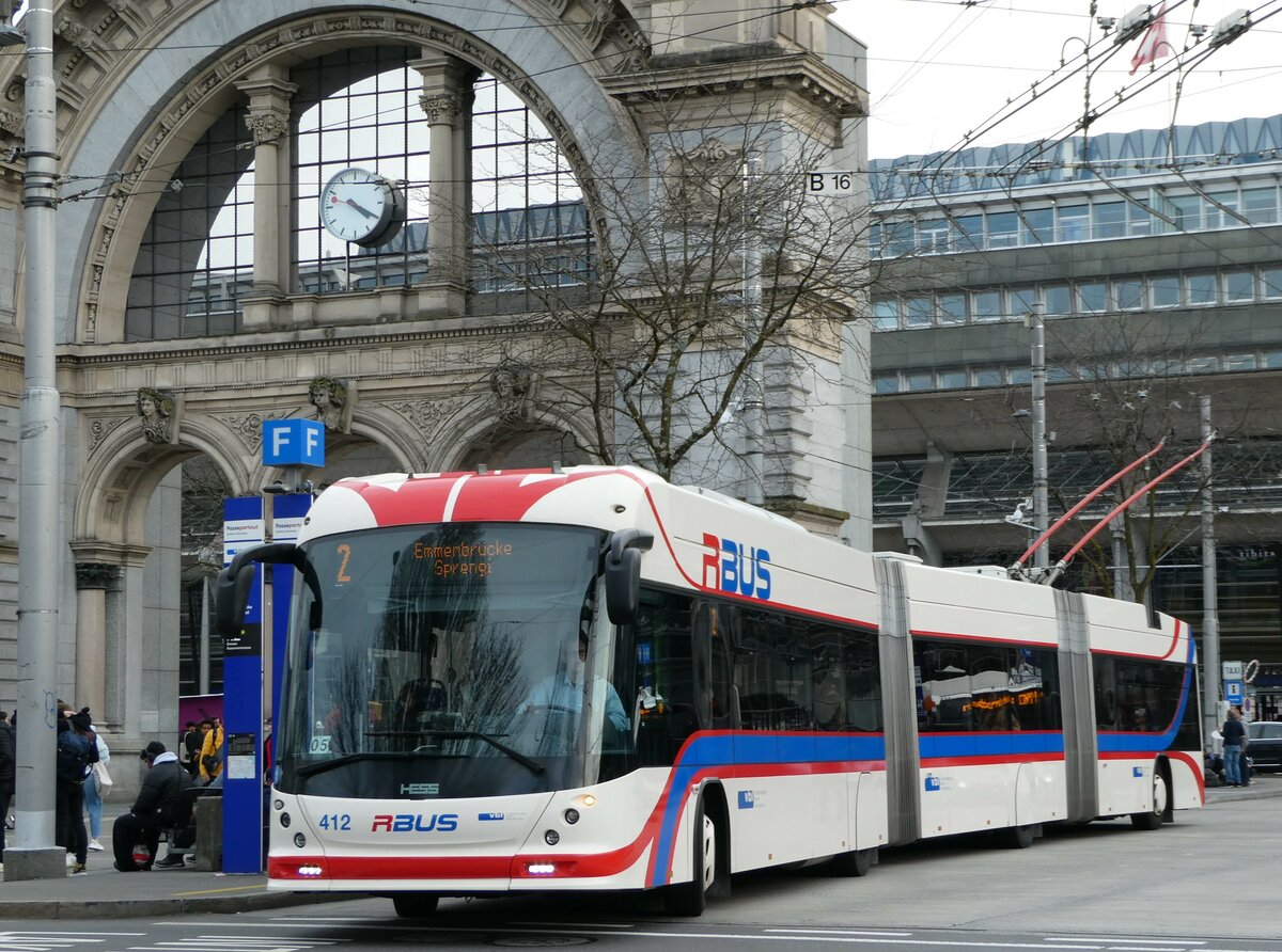 (247'471) - VBL Luzern - Nr. 412 - Hess/Hess Doppelgelenktrolleybus am 18. Mrz 2023 beim Bahnhof Luzern