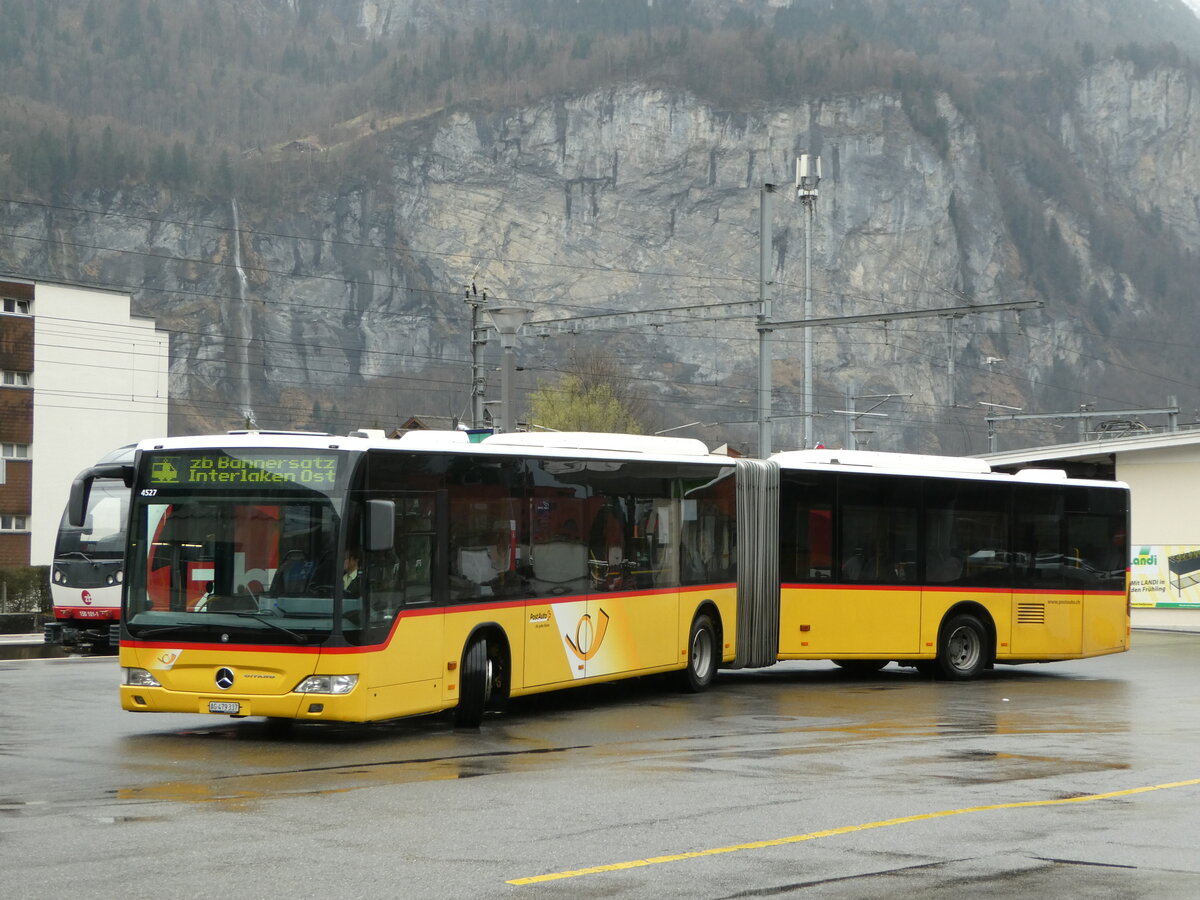 (247'571) - PostAuto Nordschweiz - AG 479'337/PID 4527 - Mercedes am 24. Mrz 2023 beim Bahnhof Meiringen
