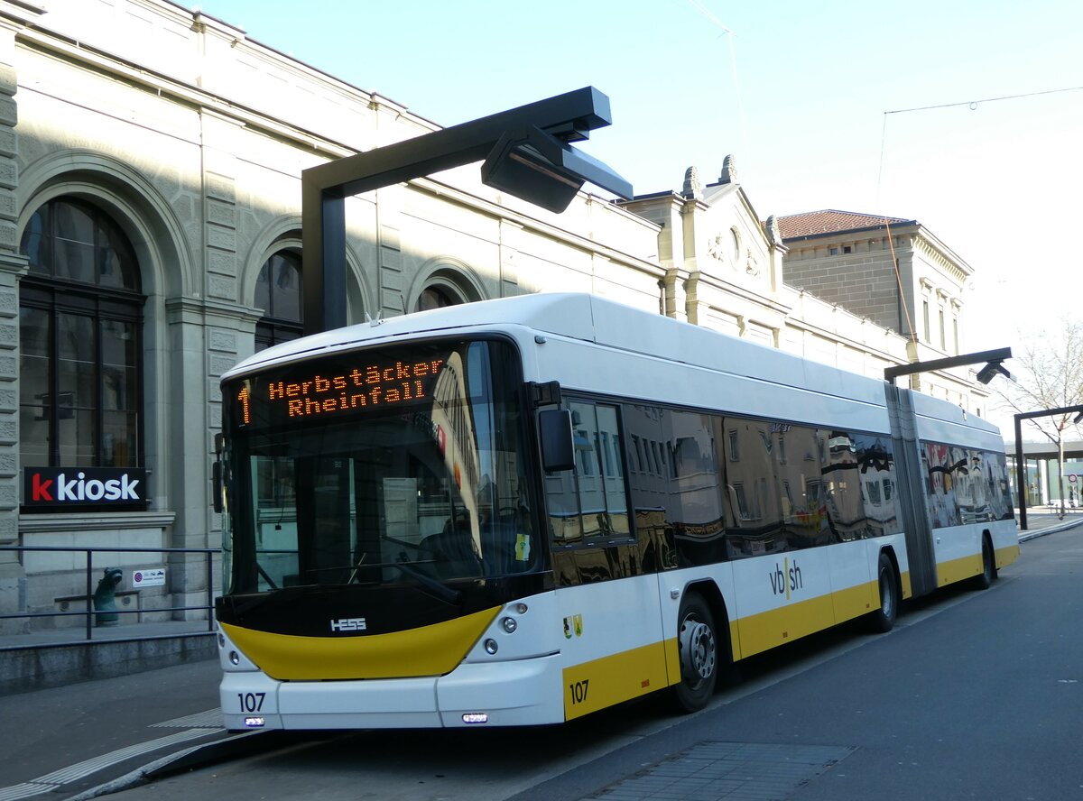 (248'048) - VBSH Schaffhausen - Nr. 107 - Hess/Hess Gelenktrolleybus am 6. April 2023 beim Bahnhof Schaffhausen