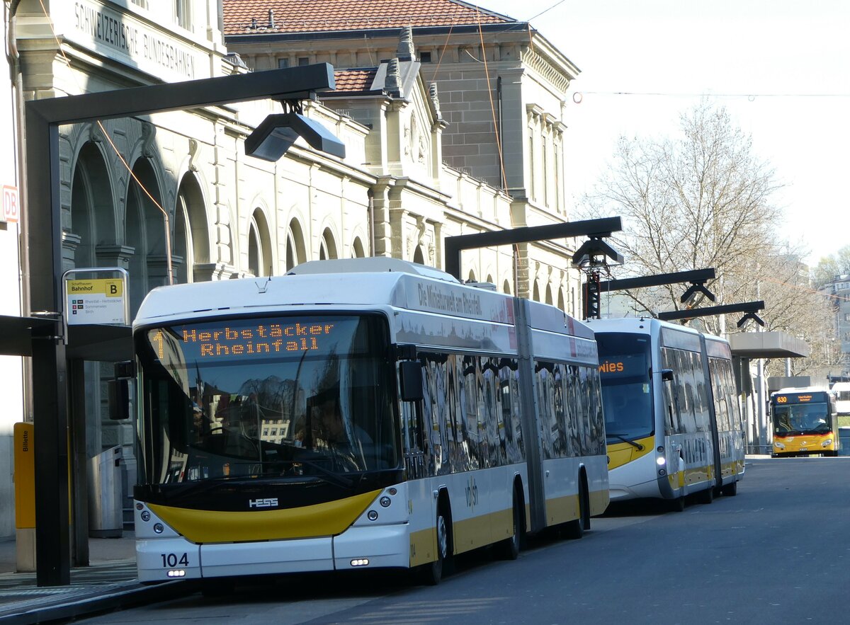 (248'080) - VBSH Schaffhausen - Nr. 104 - Hess/Hess Gelenktrolleybus am 6. April 2023 beim Bahnhof Schaffhausen