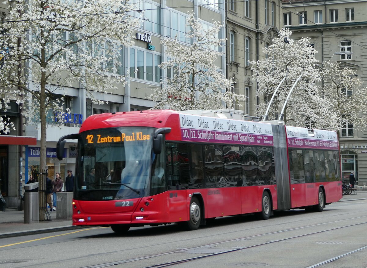 (248'247) - Bernmobil, Bern - Nr. 22 - Hess/Hess Gelenktrolleybus am 8. April 2023 beim Bahnhof Bern