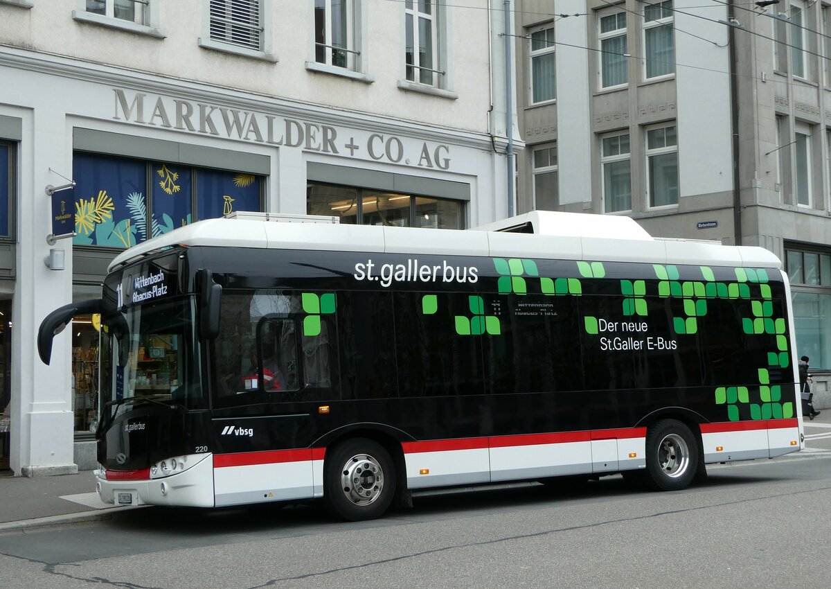 (248'387) - St. Gallerbus, St. Gallen - Nr. 220/SG 198'220 - Solaris am 13. April 2023 beim Bahnhof St. Gallen