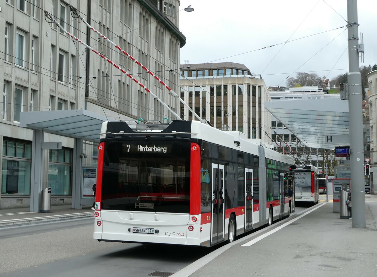 (248'399) - St. Gallerbus, St. Gallen - Nr. 117/SG 467'117 - Hess/Hess Gelenktrolleybus am 13. April 2023 beim Bahnhof St. Gallen