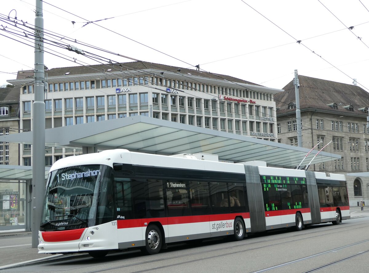 (248'412) - St. Gallerbus, St. Gallen - Nr. 131 - Hess/Hess Doppelgelenktrolleybus am 13. April 2023 beim Bahnhof St. Gallen