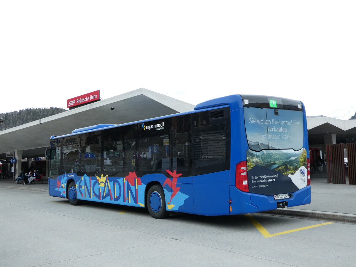 (248'608) - Engadin Bus, Chur - Nr. 104/GR 100'104 - Mercedes am 15. April 2023 beim Bahnhof St. Moritz