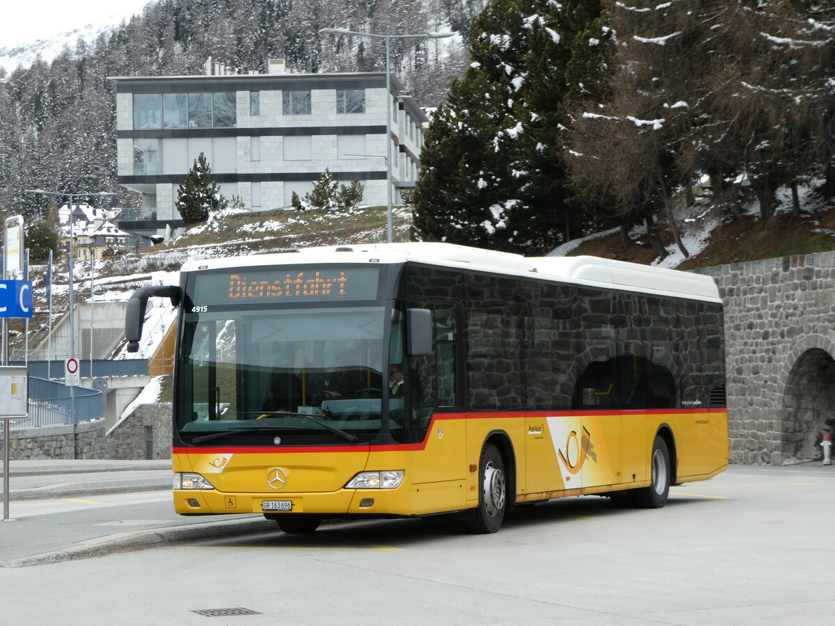 (248'616) - PostAuto Graubnden - GR 163'696/PID 4915 - Mercedes am 15. April 2023 beim Bahnhof St. Moritz