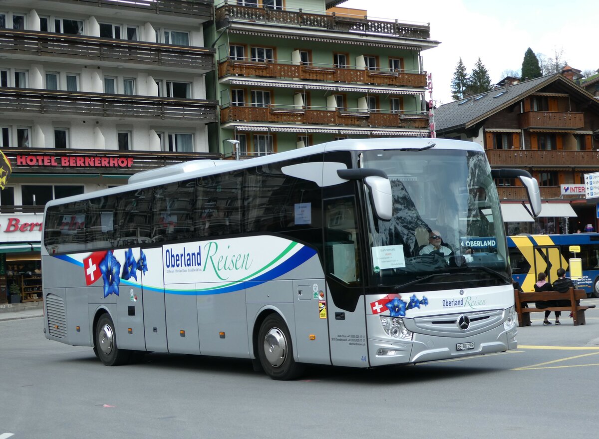 (248'849) - Oberland Reisen, Thun - Nr. 44/BE 387'289 - Mercedes am 18. April 2023 beim Bahnhof Grindelwald