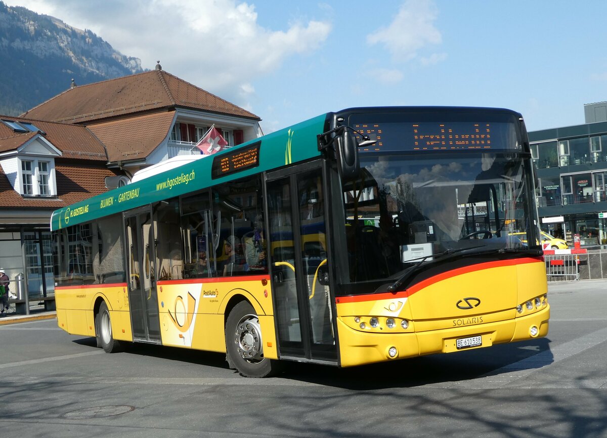 (248'905) - PostAuto Bern - BE 610'538/PID 5071 - Solaris am 19. April 2023 beim Bahnhof Interlaken Ost