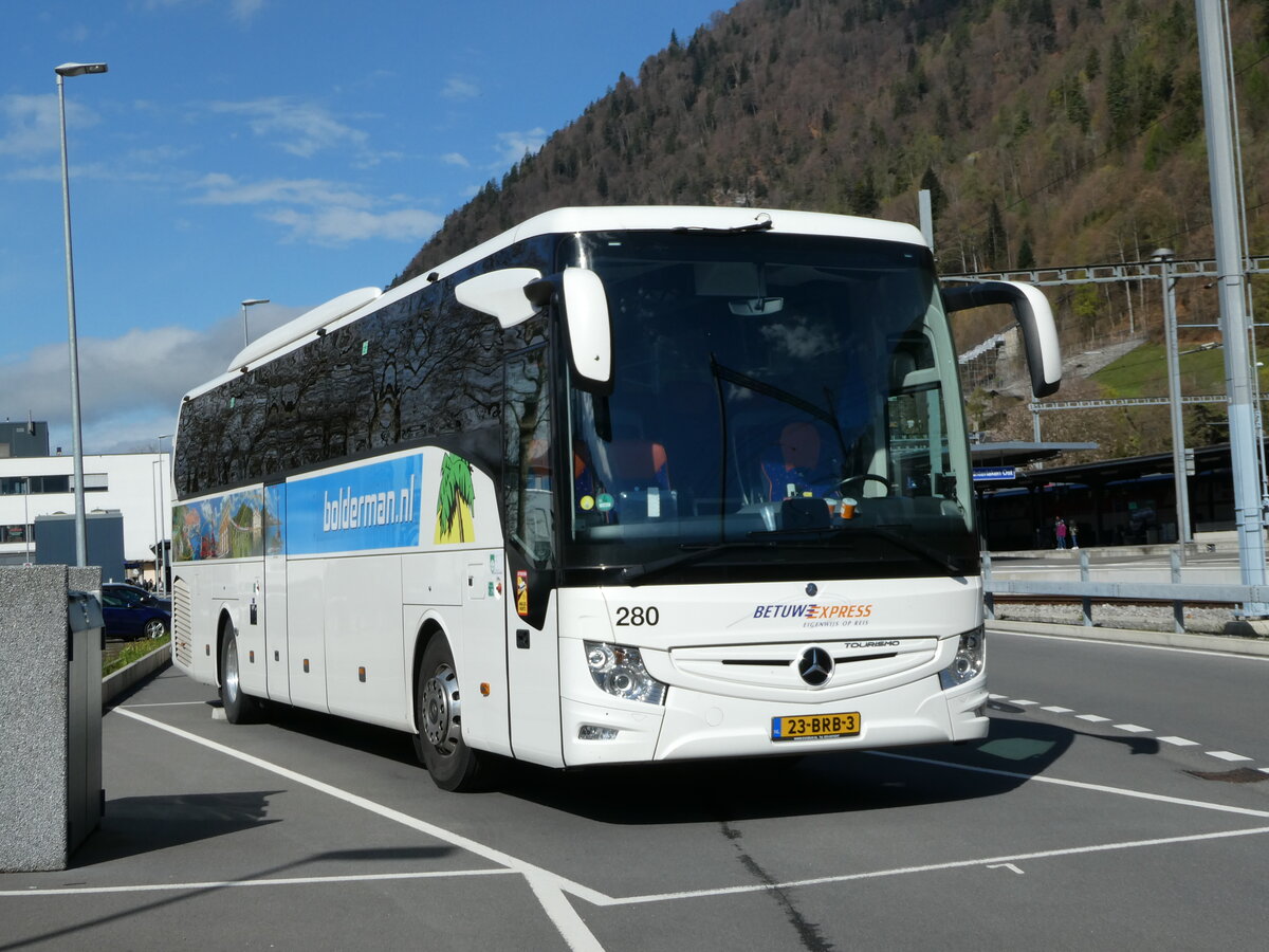 (248'940) - Aus Holland: Betuwe Express, Herveld - Nr. 280/23-BRB-3 - Mercedes am 21. April 2023 beim Bahnhof Interlaken Ost