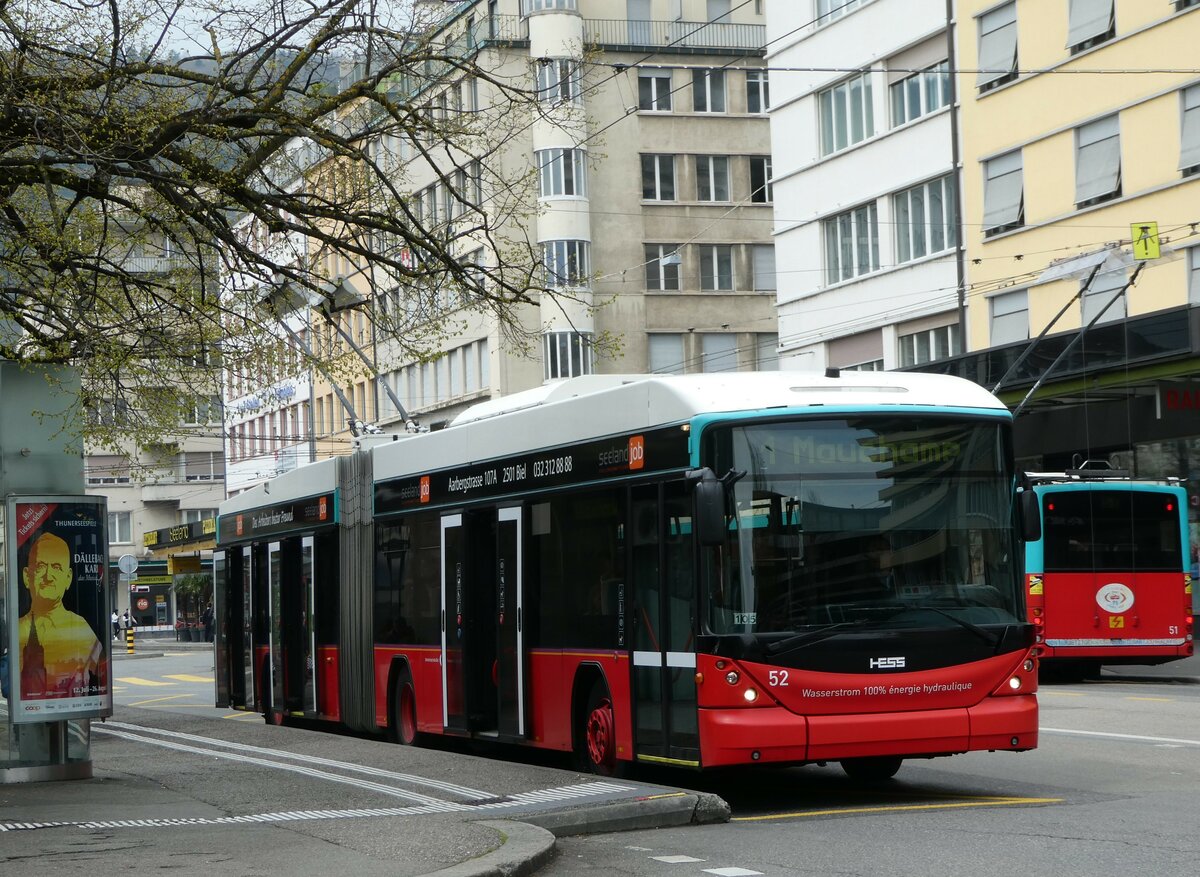 (249'036) - VB Biel - Nr. 52 - Hess/Hess Gelenktrolleybus am 22. April 2023 beim Bahnhof Biel