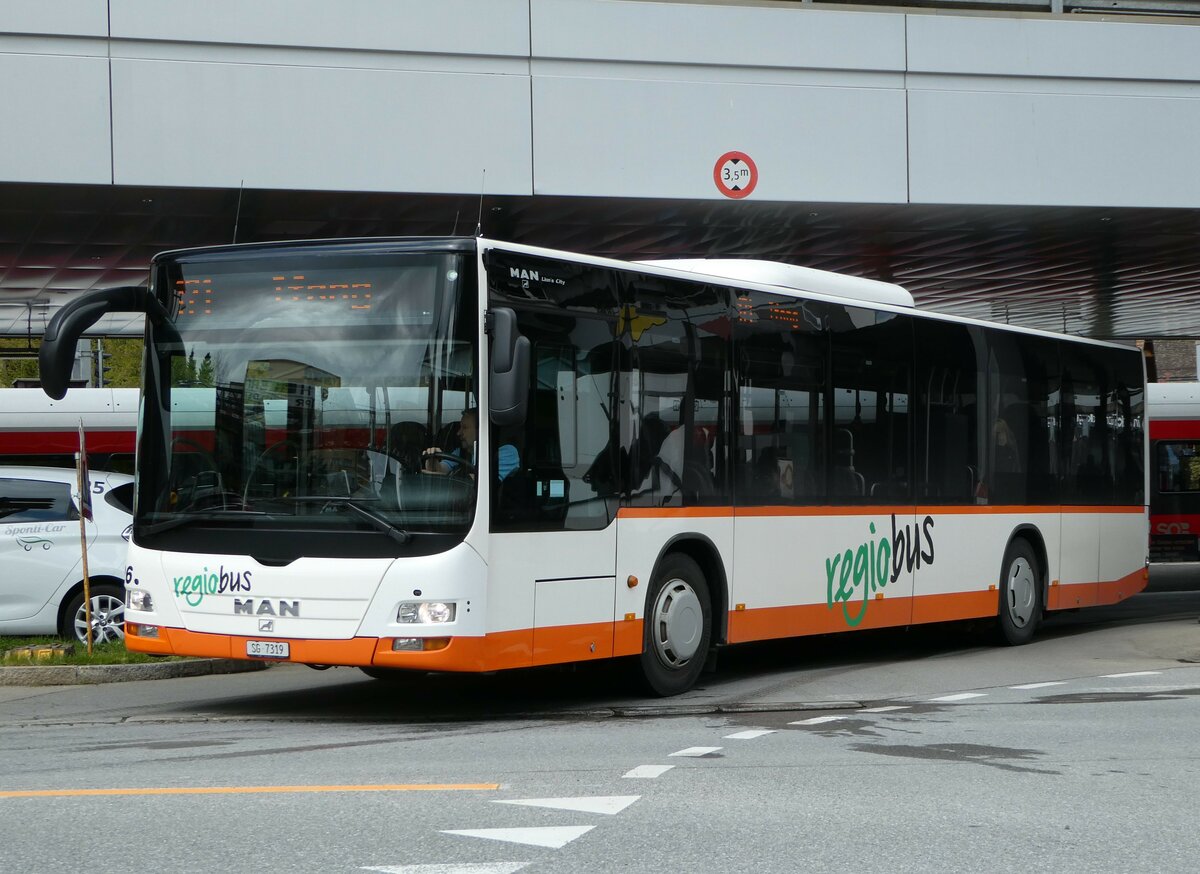 (249'142) - Regiobus, Gossau - Nr. 26/SG 7319 - MAN am 25. April 2023 beim Bahnhof Herisau