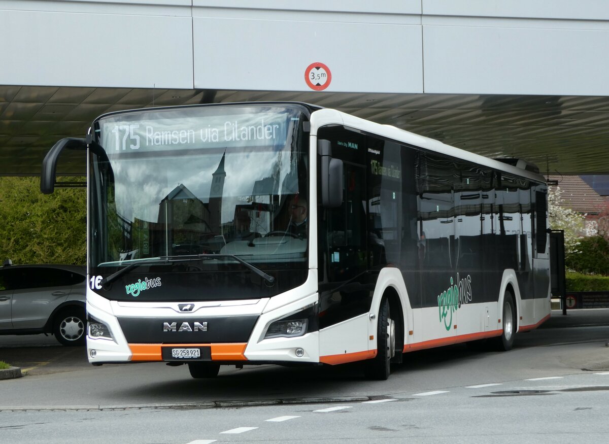(249'153) - Regiobus, Gossau - Nr. 16/SG 258'921 - MAN am 25. April 2023 beim Bahnhof Herisau