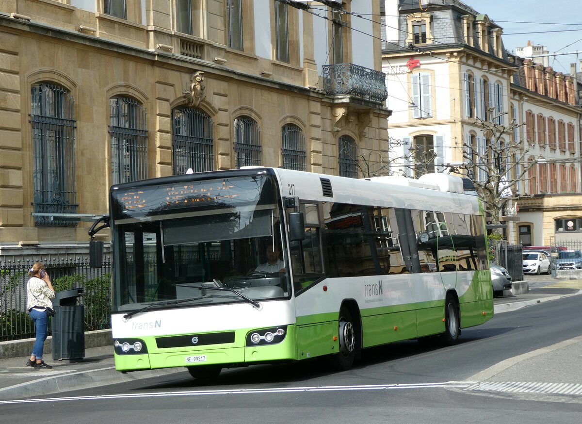 (249'572) - transN, La Chaux-de-Fonds - Nr. 217/NE 99'217 - Volvo (ex TN Neuchtel Nr. 217) am 5. Mai 2023 in Neuchtel, Place Pury