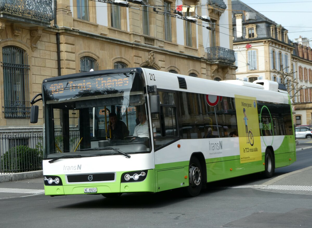 (249'582) - transN, La Chaux-de-Fonds - Nr. 212/NE 89'212 - Volvo (ex TN Neuchtel Nr. 212) am 5. Mai 2023 in Neuchtel, Place Pury