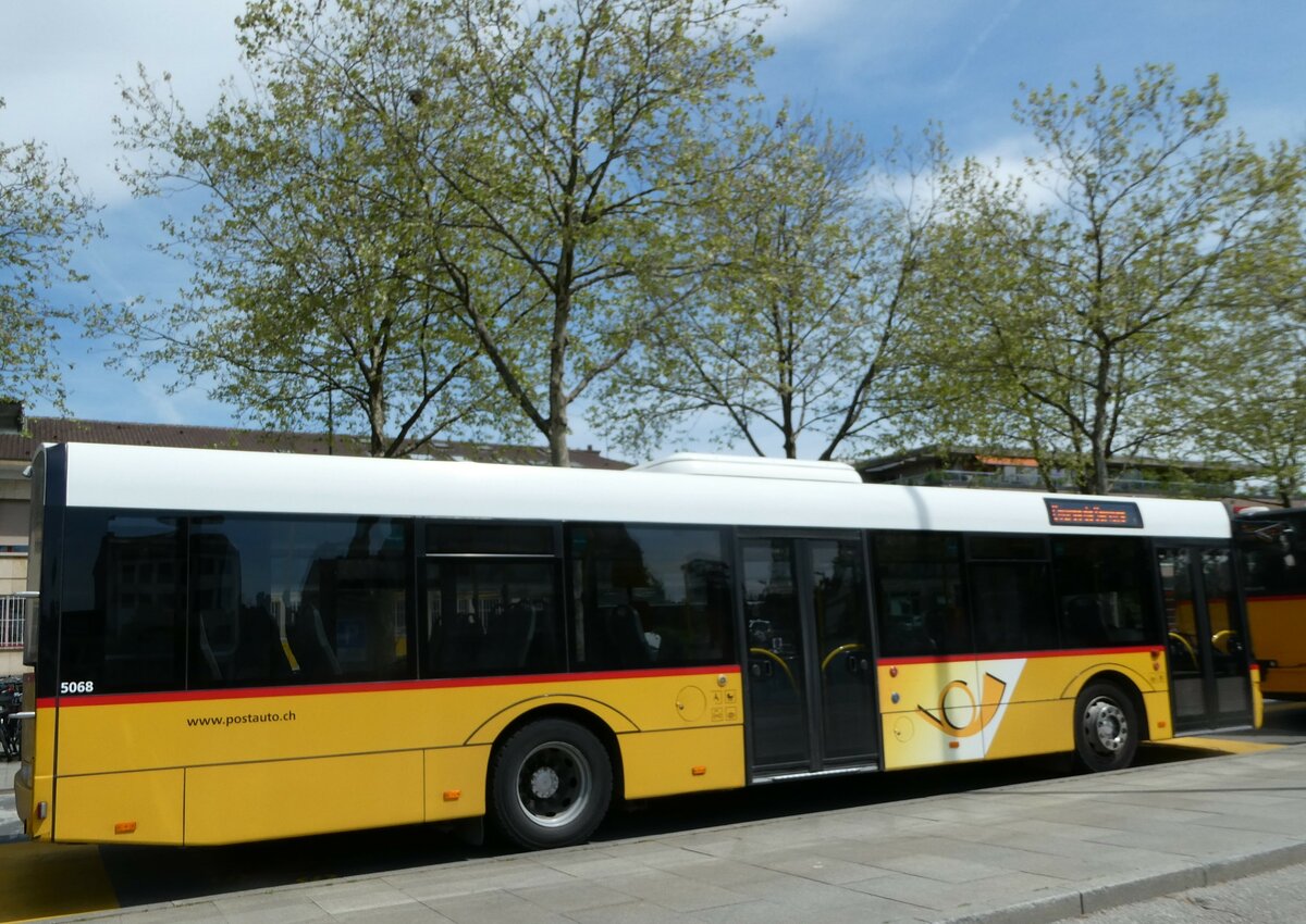 (249'654) - PostAuto Bern - BE 610'535/PID 5068 - Solaris am 5. Mai 2023 beim Bahnhof Yverdon