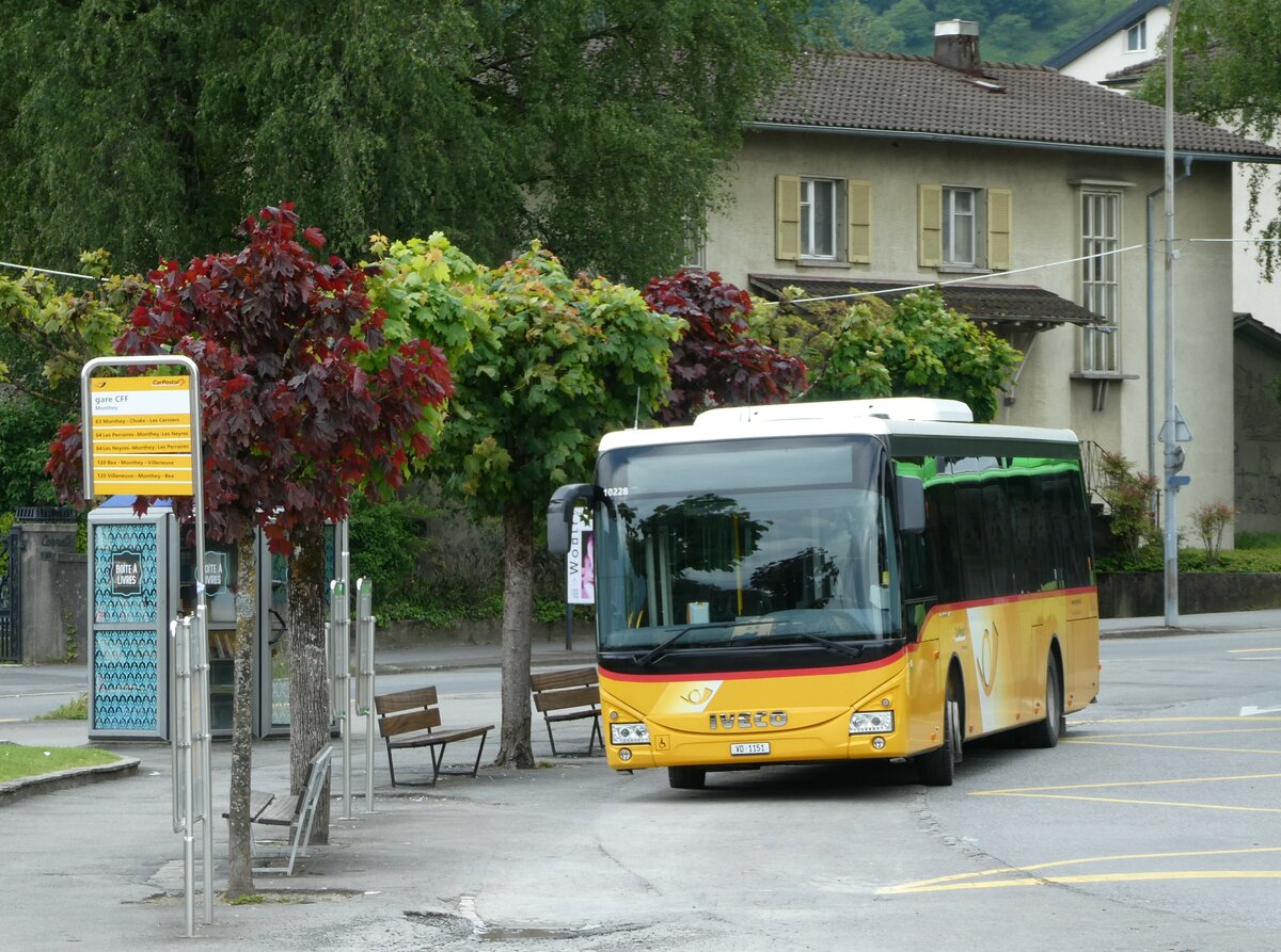(249'979) - MOB Montreux - Nr. 28/VD 1151/PID 10'228 - Iveco am 13. Mai 2023 beim Bahnhof Monthey CFF