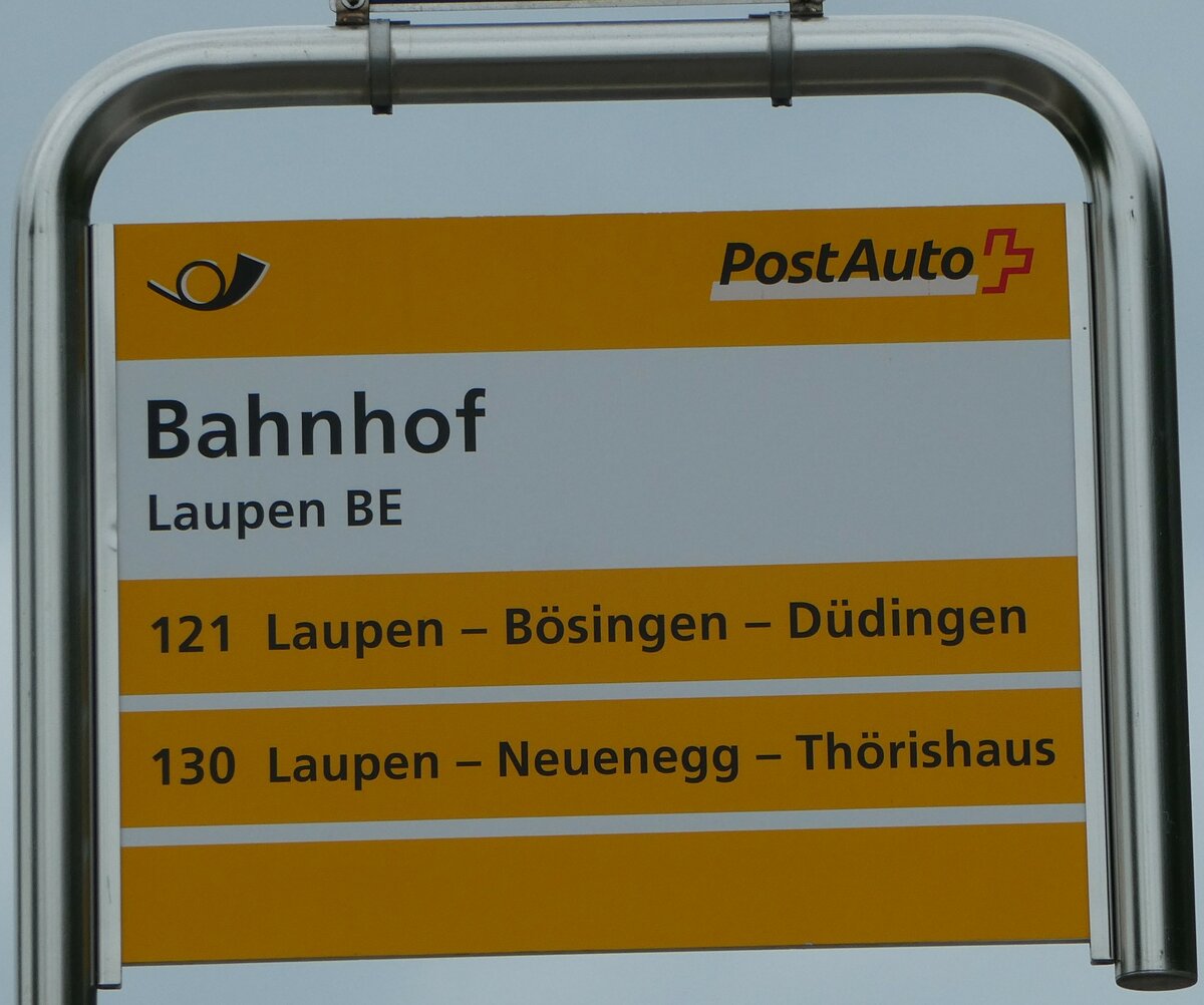 (250'269) - PostAuto-Haltestellenschild - Laupen BE, Bahnhof - am 20. Mai 2023